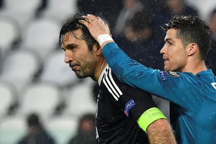    Kiper Juventus, Gianluigi Buffon, bercanda dengan megabintang Real Madrid, Cristiano Ronaldo, seu