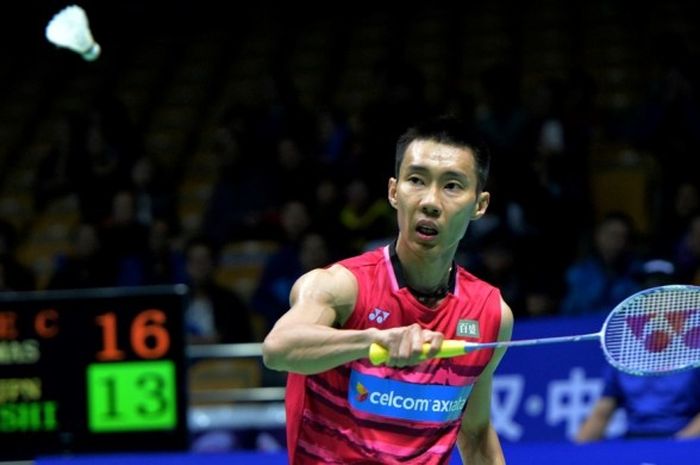 Pebulu tangkis tunggal putra Malaysia, Lee Chong Wei, bersiap mengembalikan kok dari Kenta Nishimoto (Jepang) yang menjadi lawannya pada babak kedua Kejuaraan Asia di Wuhan, China, Kamis (27/4/2017).