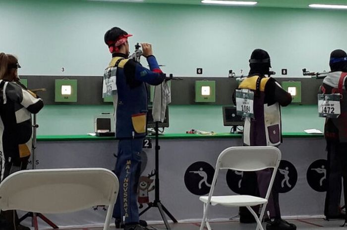 Atlet tembak Indonesia, Fidela Puspa Dewi (kedua dari kanan), saat tampil pada nomor 10 meter air rifle putri, Senin (20/8/2018), di Jakabaring International Shooting Range, Palembang, Sumatra Selatan.