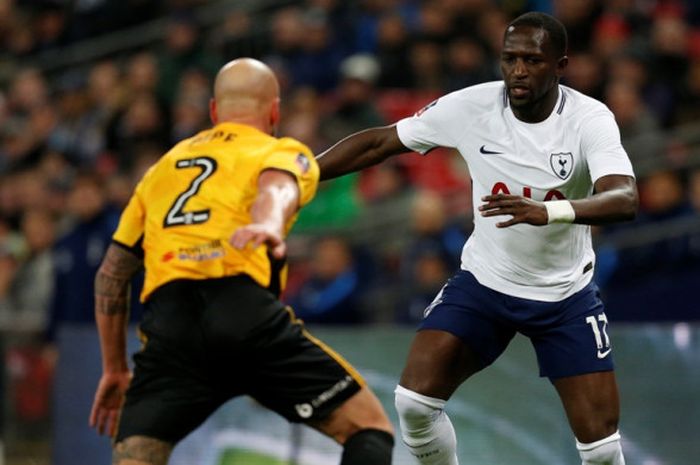 Gelandang Tottenham Hotspur, Moussa Sissoko (kanan), berduel dengan bek Newport County, David Pipe, dalam laga ulangan babak keempat Piala FA di Stadion Wembley, London, Inggris, pada 7 Februari 2018.