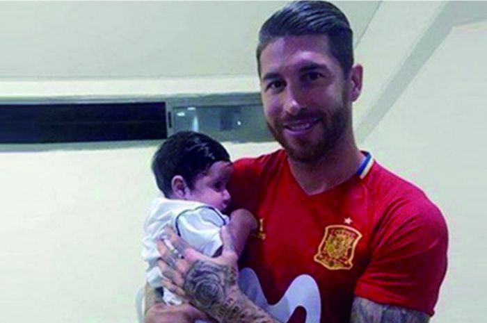 Sergio Ramos menggendong Ramos kecil