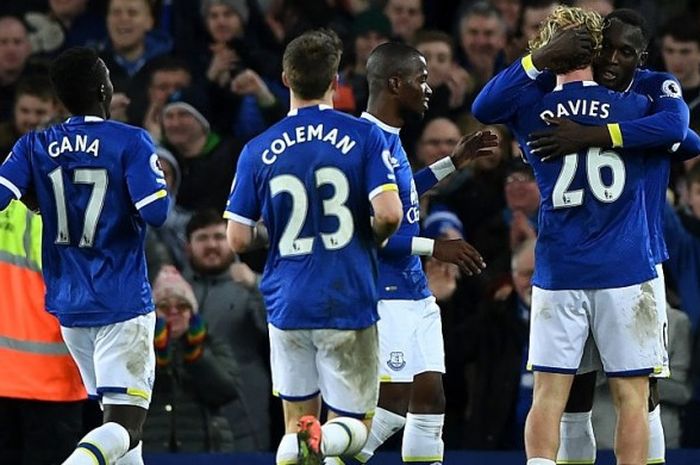 Striker Everton, Romelu Lukaku (kanan), memeluk rekan setimnya, Tom Davies, setelah menjebol gawang Southampton dalam laga Premier League dui Goodison Park, Liverpool, 2 Januari 2017.