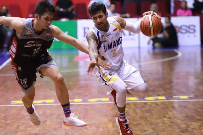 Pemain Bogor Siliwangi, Kelly Purwanto (kanan), saat berusaha melewati hadangan pemaing Stapac jakarta, Mei Joni, dalam laga seri pertama IBL Pertamax 2018/19.