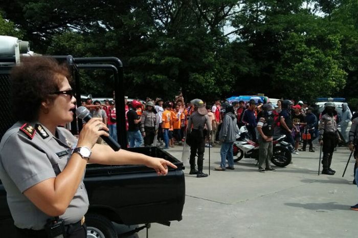 Kompol Juliana berusaha menenangkan The Jakmania saat meredam kericuhan jelang pertandingan Persija Jakarta dan Persib Bandung di Stadion Manahan Solo, Jumat (3/11/2017).