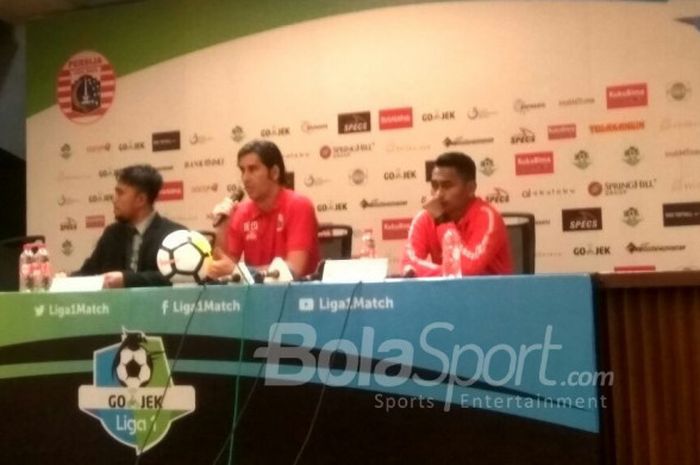 Pelatih Persija Jakarta, Stefano Cugurra (tengah) bersama Ramdani Lestaluhu (kanan) dalam konferensi pers usai laga kontra Arema FC di Stadion Utama Gelora Bung Karno, Sabtu (31/3/2018)