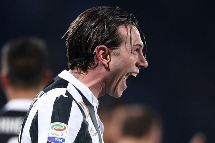 Pemain Juventus, Federico Bernardeschi, merayakan gol yang dia cetak ke gawang Fiorentina dalam laga Liga Italia di Stadion Artemio Franchi, Florence, pada 9 Februari 2018.