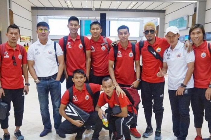  Rombongan Persija Jakarta saat hendak berangkat ke Singapura dari Bandara Internasional Soekarno-Hatta, Tangerang, Minggu (6/5/2018). 