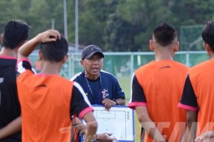 Pelatih Rahmad Darmawan dalam sebuah sesi latihan dengan klub Liga Super Malaysia, T-Team, pertengahan Mei 2015. 