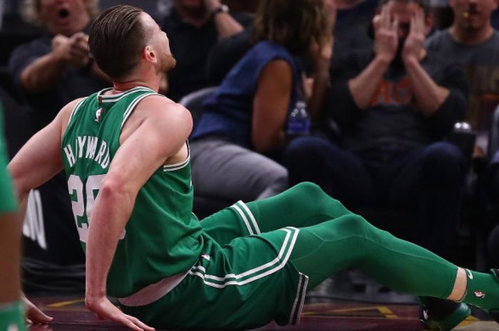 Pebasket Boston Celtics, Gordon Hayward, mengerang kesakitan setelah mengalami patah pergelangan kaki kiri saat menjalani laga melawan Cleveland Cavaliers di Quicken Loans Arena, Cleveland, Ohio, Amerika Serikat, Rabu (18/11/2017) waktu Indonesia.