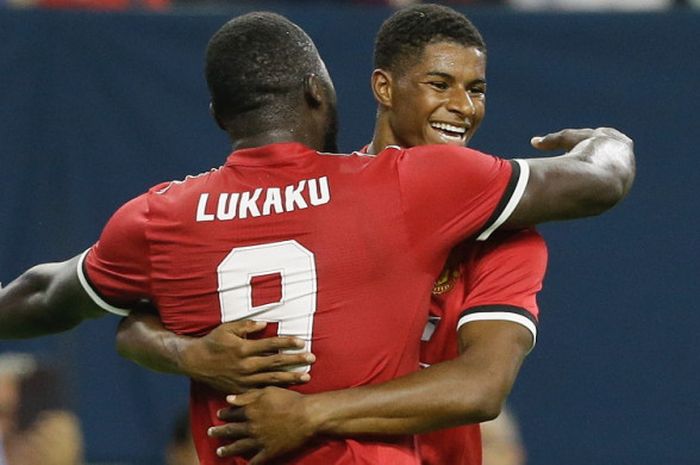 Striker Manchester United, Marcus Rashford, merangkul rekan satu timnya, Romelu Lukaku, seusai berhasil mencetak gol ke gawang Manchester City dalam pertandingan pramusim 2017-2018 bertajuk International Champions Cup 2017 di Stadion NRG, Huston, Amerika Serikat, pada 20 Juli 2017.