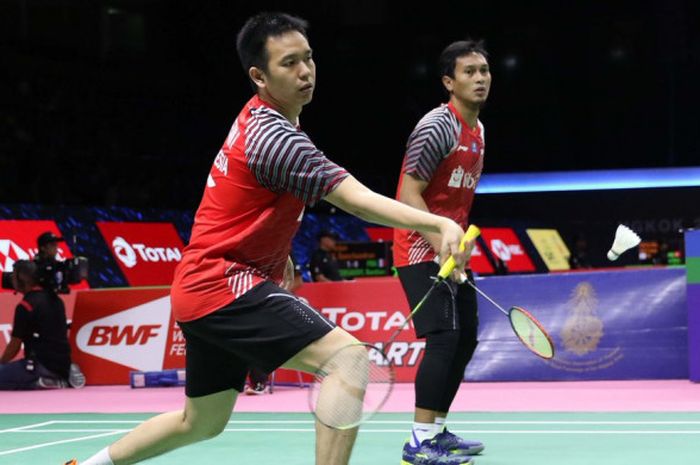 Aksi ganda putra Indonesia, Mohammad Ahsan/Hendra Setiawan, pada laga hari pertama Piala Thomas 2018 yang berlangsung di Thailand pada Minggu (20/5/2018).