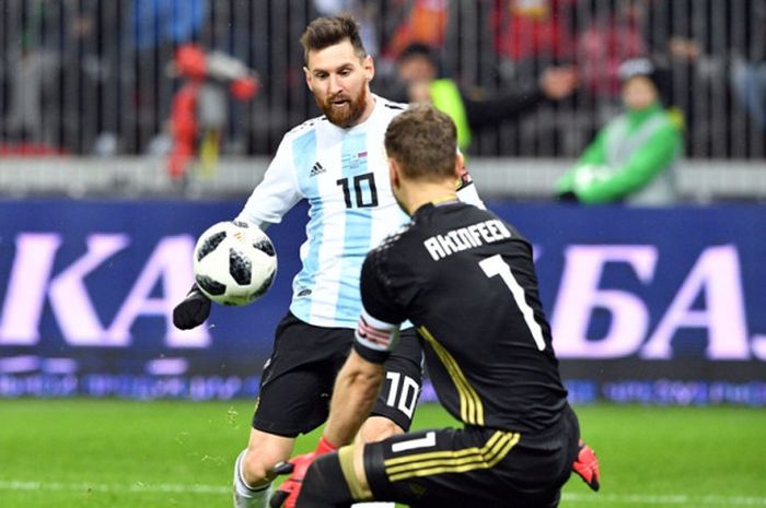 Kapten Argentina, Lionel Messi, berhadapan dengan kiper Rusia, Igor Akinfeev, dalam laga persahabatan di Stadion Luzhniki, Moscow, Rusia, pada 11 November 2017.