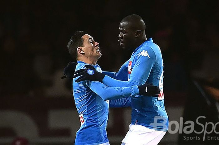 Striker Napoli, Jose Maria Callejon (kiri), merayakan gol yang dicetak rekan setimnya, Kalidou Koulibaly (kanan), saat melawan Torino dalam laga lanjutan Liga Italia 2017-2018 di Stadion Grande Torino, Turin, pada 16 Desember 2017.