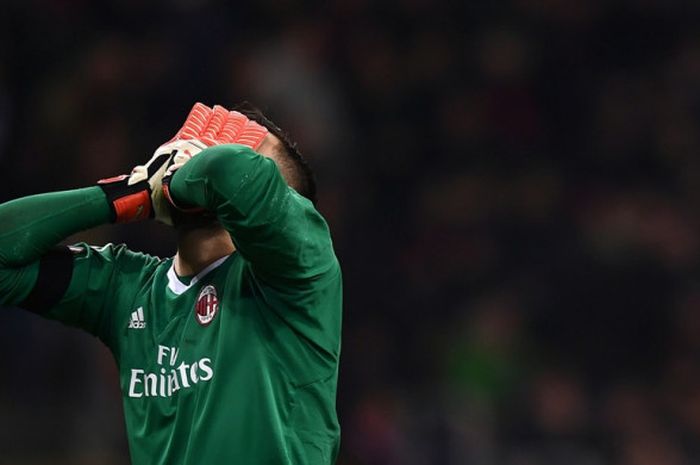  Ekspresi kiper AC Milan, Gianluigi Donnarumma, dalam laga leg pertama babak 16 besar Liga Europa ko