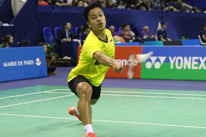 Pebulu tangkis tunggal putra Indonesia, Anthony Sinisuka Ginting, saat menjalani laga melawan Parupalli Kashyap (India) pada babak kesatu turnamen Prancis Terbuka di Stade Pierre de Coubertin, Paris, Rabu (25/10/2017).