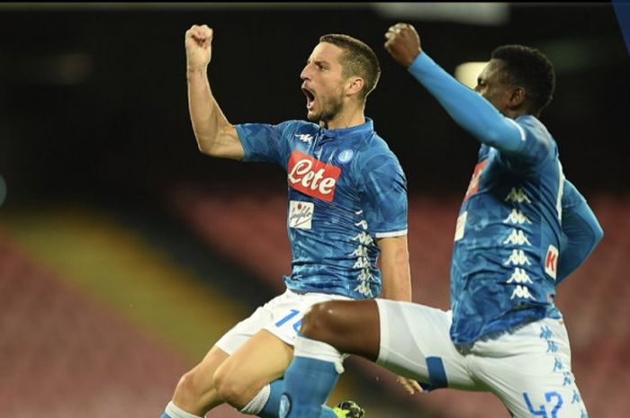 Penyerang Napoli, Dries Mertens (kiri), merayakan gol yang dicetak ke gawang Empoli dalam laga Liga Italia di Stadion San Paolo, Naples pada 2 November 2018.