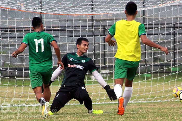 Kiper PSMS Medan, Dhika Bayangkara (tengah), saat berlatih di Stadion Teladan, Senin (3/9) sore.