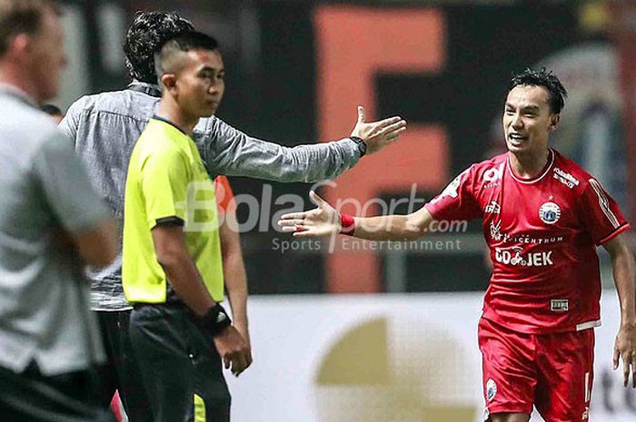  Gelandang Persija Jakarta, Novri Setiawan (kanan), merayakan gol bersama pelatih Stefano Cugurra pada laga pekan ke-10 Liga 1 2018 melawan Persipura diStadion Pakansari, Kabupaten Bogor, Jumat (25/5/2018) Malam. 