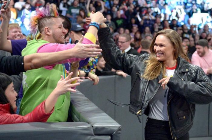 Ronda Rousey menyapa fans saat tampil di Royal Rumble 2018 (28/01/18)