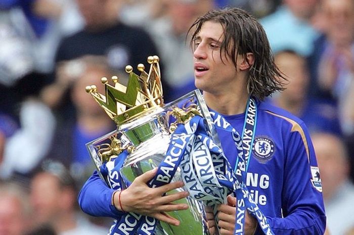 Striker Chelsea, Hernan Crespo, dengan trofi Premier League 2005/06. Chelsea berhasil menjadi klub pertama yang mempertahankan trofi tersebut, selain Manchester United.