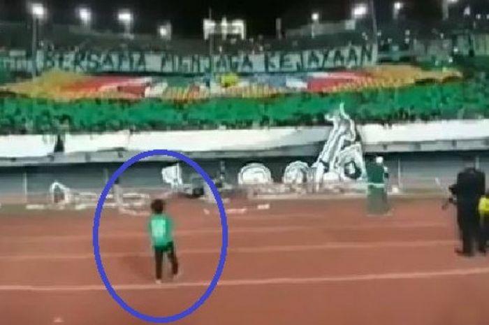 Aksi anak kecil di Stadion Gelora Bung Tomo, Surabaya.