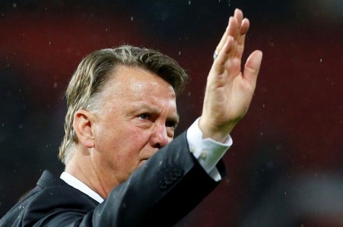 Louis van Gaal memberikan salam kepada pendukung Manchester United setelah partai kontra Bournemouth di Stadion Old Trafford, 17 Mei 2016.