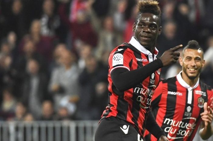 Selebrasi striker Nice, Mario Balotelli (kiri), seusai sukses mencetak gol ke gawang Paris Saint-Germain dalam pertandingan Liga Prancis 2016-2017 di Stadion Allianz Rivera, Nice, Prancis, pada Minggu (30/4/2017).