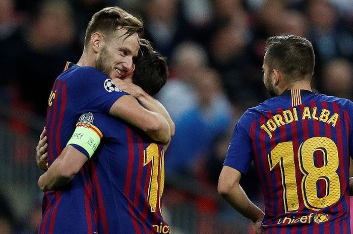 Gelandang FC Barcelona, Ivan Rakitic (kiri), merayakan gol yang dicetak dengan memeluk Lionel Messi dalam laga Grup B Liga Champions melawan Tottenham Hotspur di Stadion Wembley, London, Inggris pada 3 Oktober 2018.