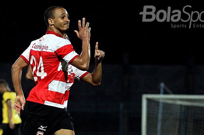 Striker Madura United, Peter Odemwingie, melakukan selebrasi seusai memcetak gol ke gawang Barito Putera dalam laga pekan ke-33 Liga 1 di Stadion Gelora Bangkalan, Jawa Timur, Minggu (05/11/2017) malam.