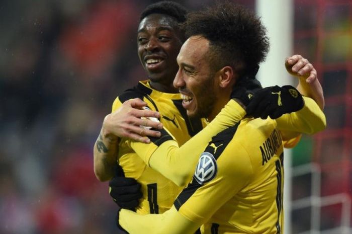 Ousmane Dembele (kiri) dan Pierre-Emerick Aubameyang merayakan gol Borussia Dortmund ke gawang Bayern Muenchen dalam laga Piala Jerman, 26 April 2017.