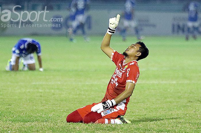 Kiper Persib Bandung, Muhammad Natshir, merayakan kemenangan timnya atas PSMS Medan pada laga pekan ke-13 Liga 1 2018 di Stadion Teladan, Medan, pada Selasa (5/6/2018).