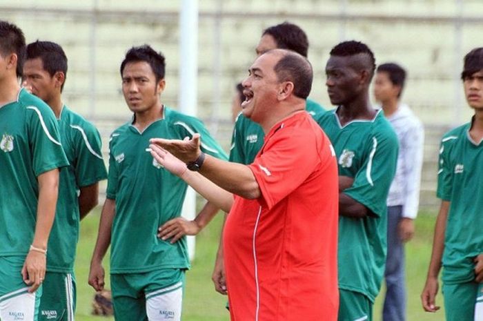 Raja Isa sewaktu menjadi pelatih PSMS Medan di ISL musim 2011.