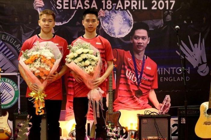 Pebulu tangkis ganda putra Indonesia, Marcus Fernaldi Gideon/Kevin Sanjaya Sukamuljo, berpose setelah mendapatkan penghargaan dalam acara 