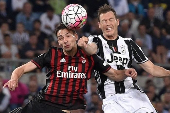 Pemain Juventus, Stephan Lichtsteiner (kanan), berduel dengan pemain AC Milan, Mattia De Sciglio, dalam laga final Coppa Italia di Stadion Olimpico, Roma, 21 Mei 2016.