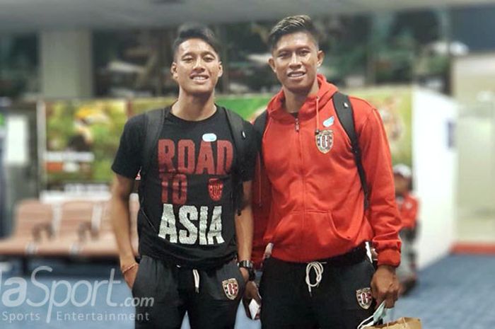 I Made Andhika Wijaya (kiri) menyempatkan berfoto dengan rekan seniornya Agus Nova Wiantara di Bandara Chiang Rai, Thailand, Minggu (21/1/2018) malam.