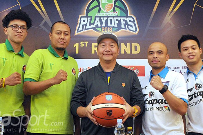 Pelatih Pacific Cesar, Kencana Wungu (dua dari kiri), Direktur IBL, Hasan Gozali (tengah) dan asisten pelatih Stapac Jakarta, Antonius Ferry Reinaldo pada acara jumpa awak media, Kamis (8/3/2018) di Surabaya.