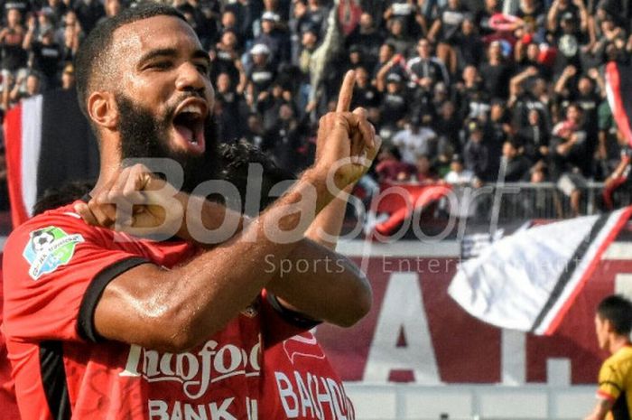 Ekspresi perayaan gol penyerang Bali United, Sylvano Comvalius, setelah menjebol gawang Mitra Kukar dalam laga lanjutan Liga 1 di Stadion Kapten I Wayan Dipta, Gianyar, pada Minggu (27/8/2017).