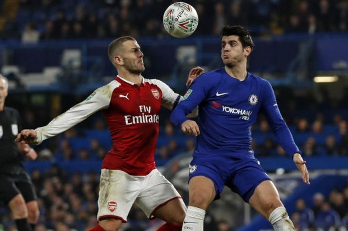 Penyerang Chelsea Alvaro Morata (kanan) dan gelandang Arsenal Jack Wilshere berebut bola dalam partai semifinal Piala Liga di Stamford Bridge, London, 10 Januari 2018.