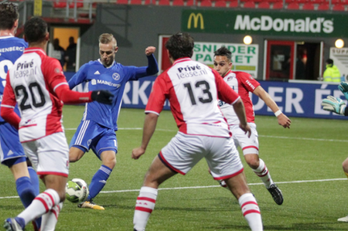 Salah satu momen pada pertandingan Eerste Divisie Belanda 2017-2018 antara FC Emmen (merah-putih) menghadapi Almere City di Stadion JenS Vesting, Emmen, Belanda, pada Jumat (17/11/2017).