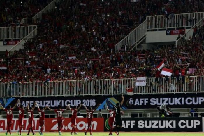 Pemain Indonesia merayakan kemenangan pada semifinal putaran pertama AFF Suzuki Cup 2016 di Stadion Pakansari, Kabupaten Bogor, Jawa Barat, Sabtu (3/12/2016).