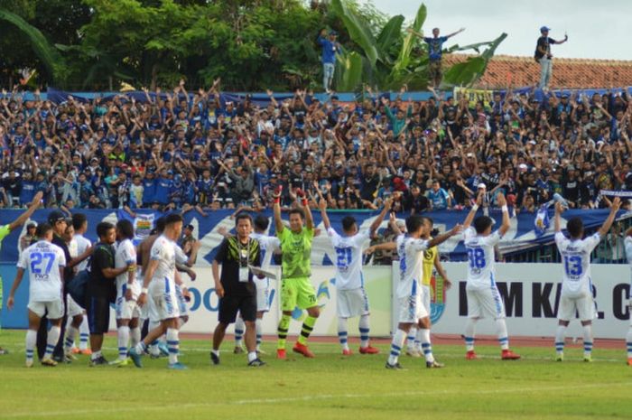 Pemain dan jajaran Persib Bandung saat melakukan Viking Clap seusai pertandingan 64 besar Piala Indonesia melawan PSCS Cilacap di Stadion Wijayakusuma, Rabu (5/12/2018).