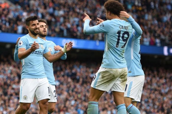 Penyerang Manchester City, Sergio Aguero, merayakan gol ke gawang Crystal Palace pada laga Liga Inggris di Stadion Etihad, Sabtu (23/9/2017).