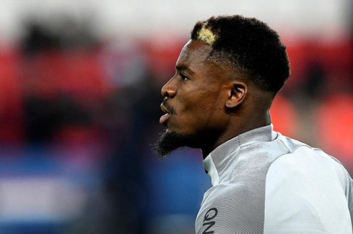 Serge Aurier ketika menjalani pemanasan menjelang partai Paris Saint-Germain lawan Olympique Lyon di Parc des Princes, Paris, 19 Maret 2017.