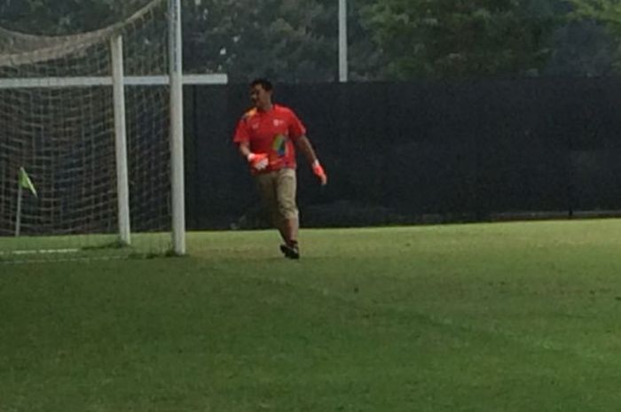 Volunteer Asian Games 2018, Timothy Tedjalesmana saat jadi kiper dadakan pada latihan timnas U-23 Indonesia di Lapangan ABC, Komplek Gelora Bung Karno, Jakarta, Kamis (23/8/2018). 