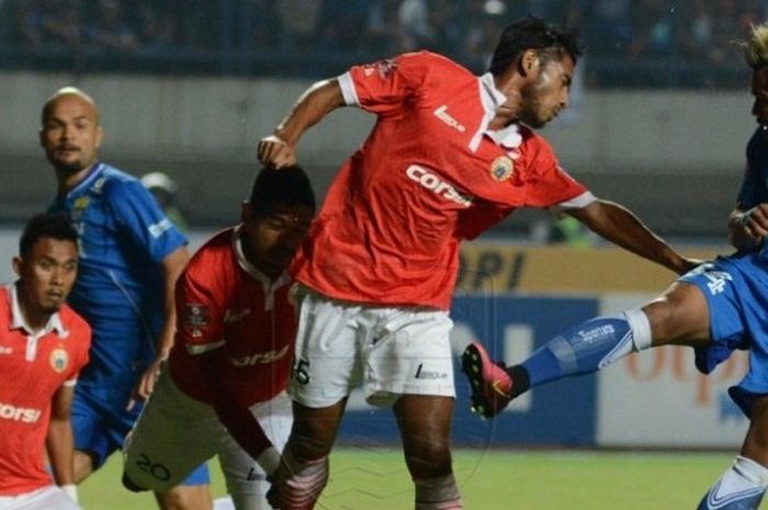 Para pemain Persib Bandung dan Persija Jakarta berduel dalam laga TSC 2016 di Stadion Gelora Bandung Lautan Api (GBLA), Sabtu (16/7/2016) malam. 