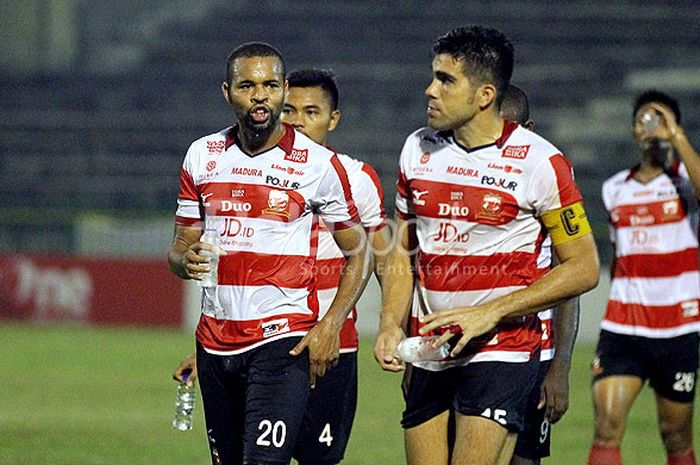 Pemain Madura United meninggalkan lapangan usai melakoni laga pekan ke-26 Liga 1 melawan Persegres Gresik United di Stadion Tri Dharma Gresik, Jawa Timur, Selasa (26/09/2017) malam.