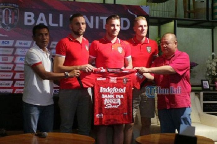 Pelatih Bali United Widodo Cahyono Putro, Ilija Spasojevic, Kevin Brands, Nick Van Der Velden dan CEO Bali United Yabes Tanuri saat perkenalan pemain baru di Denpasar, Kamis (14/12/2017). 