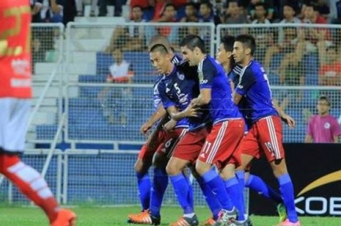 Para pemain Johor DT usai mencetak gol ke gawang T-Team pada laga kedua Liga Super Malaysia 2016, Selasa (16/2/2016) malam. 