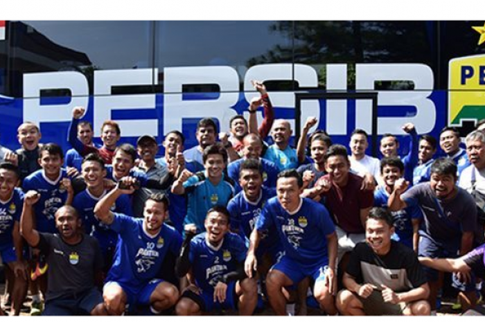 para pemain dan ofisial tim Persib Bandung menggelar sesi foto bersama 