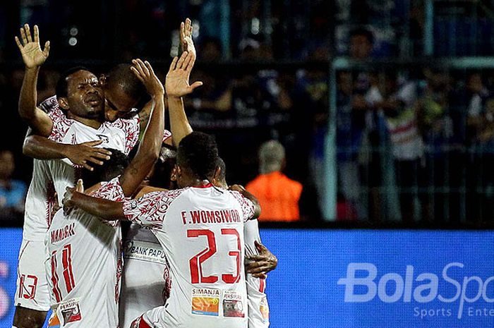 Pemain Persipura merayakan kemenangan mereka atas Arema FC dalam laga pekan ke-15 Liga 1 di Stadion Kanjuruhan Kabupaten Malang, Jawa Timur, Minggu (16/07/2017) malam.